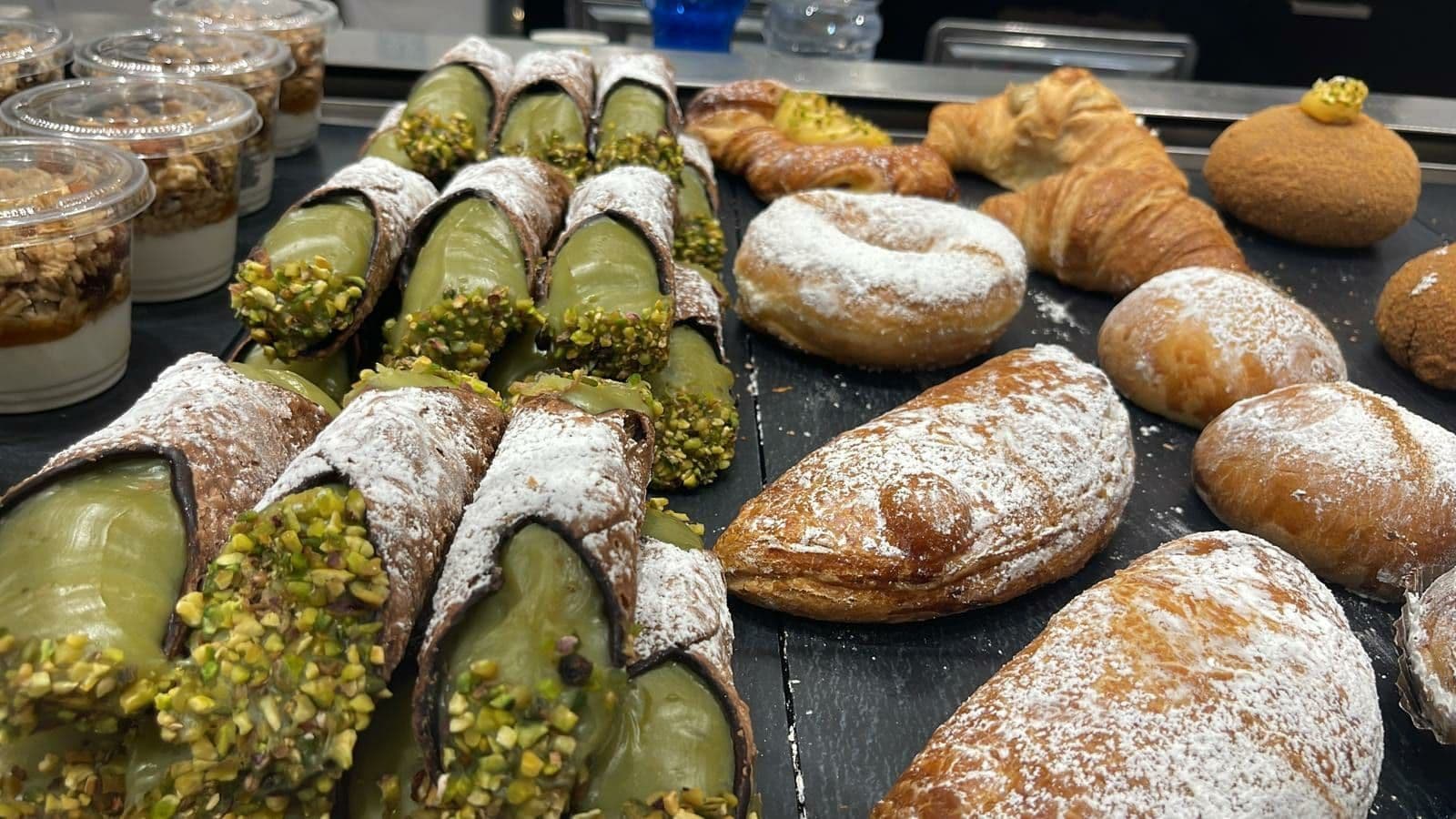 Cannoli siciliens à la pistache et pâtisseries du jour