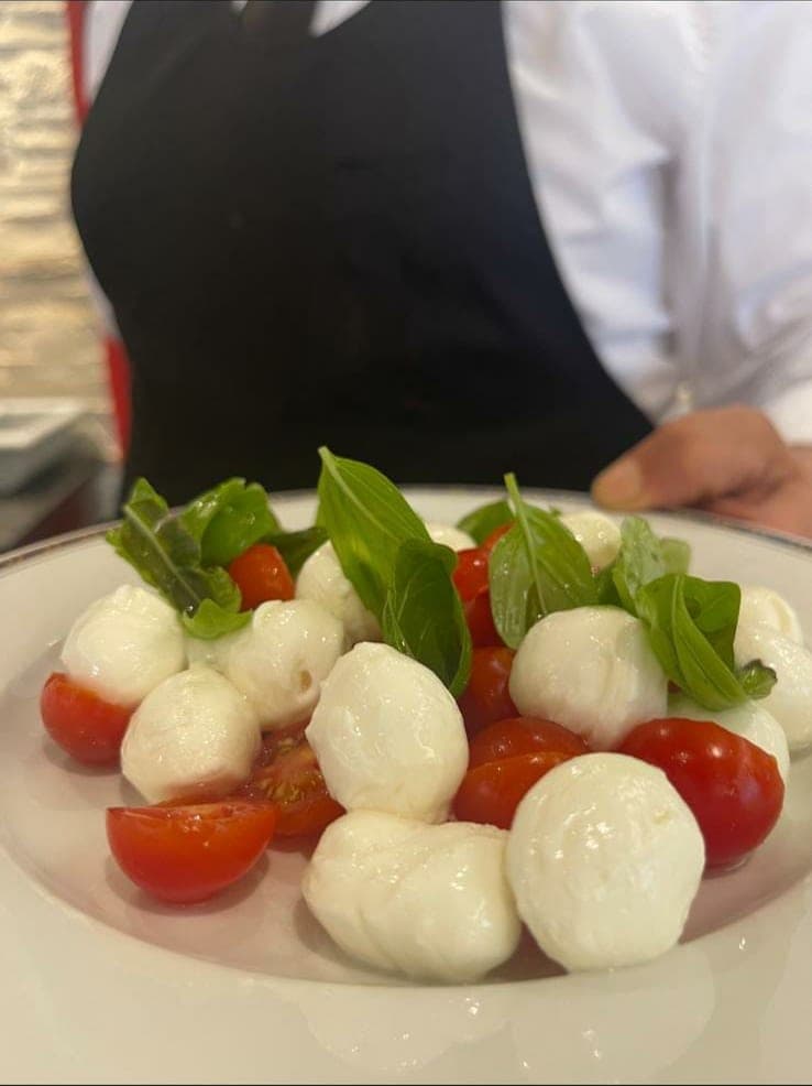 Salade caprèse aux billes de mozzarella, tomates cerises et basilic