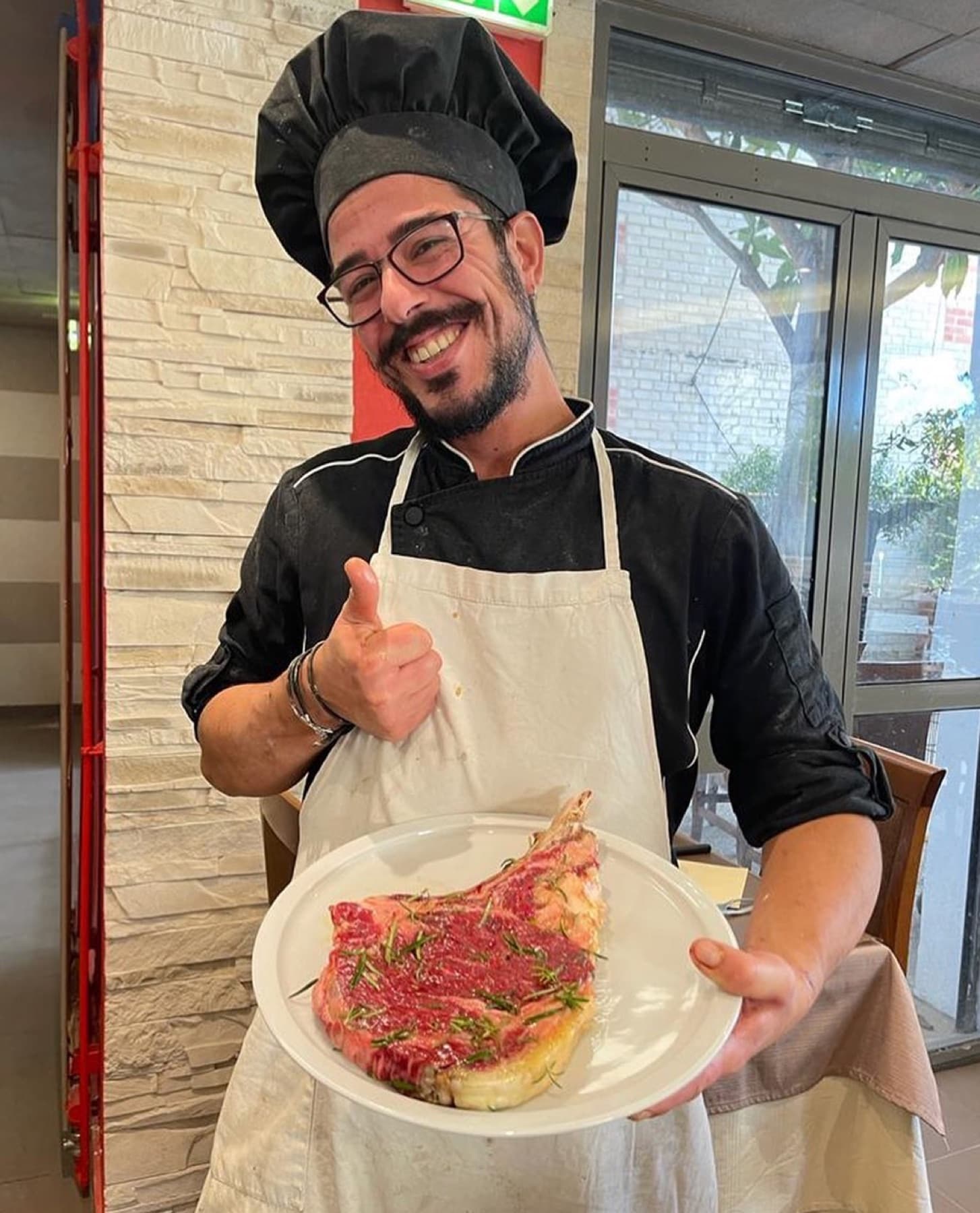 Le chef présentant une pièce de bœuf