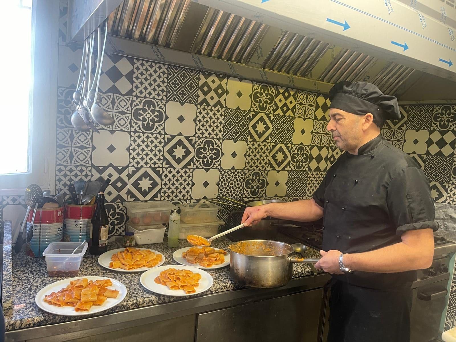 Le chef dressant les assiettes en cuisine