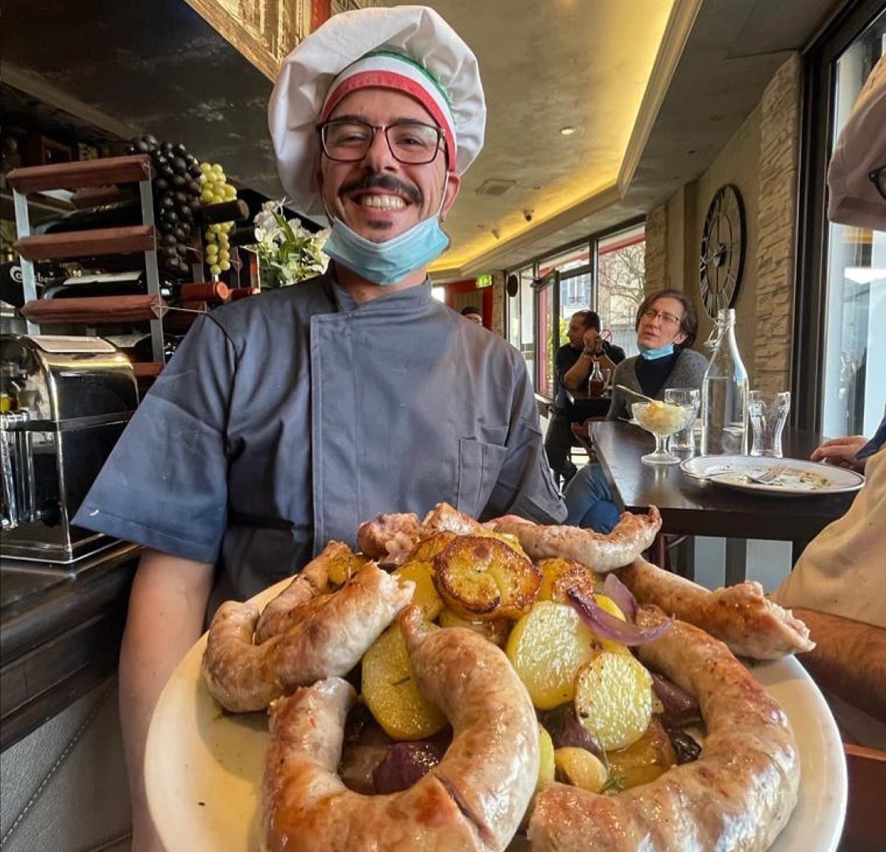 Un plat de salsiccia présenté en salle