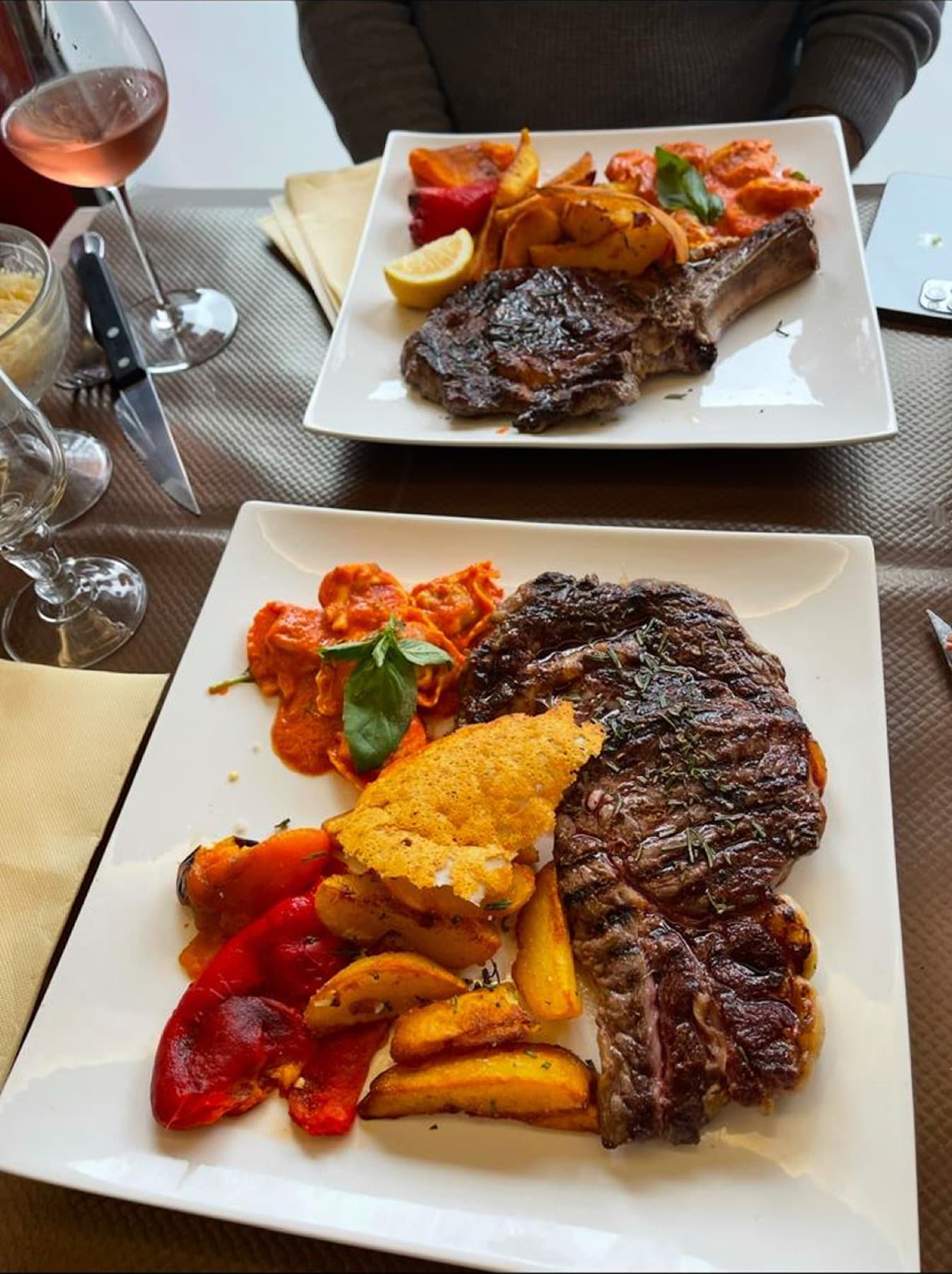 Côte de bœuf grillée et ses accompagnements