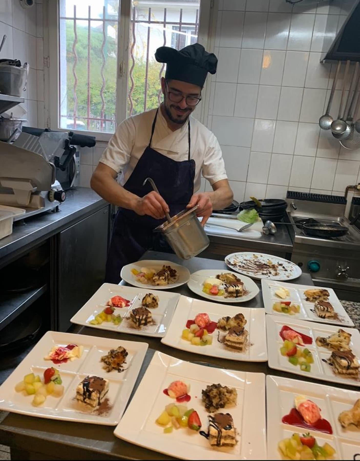Les desserts dressés en cuisine, à accompagner d'un café