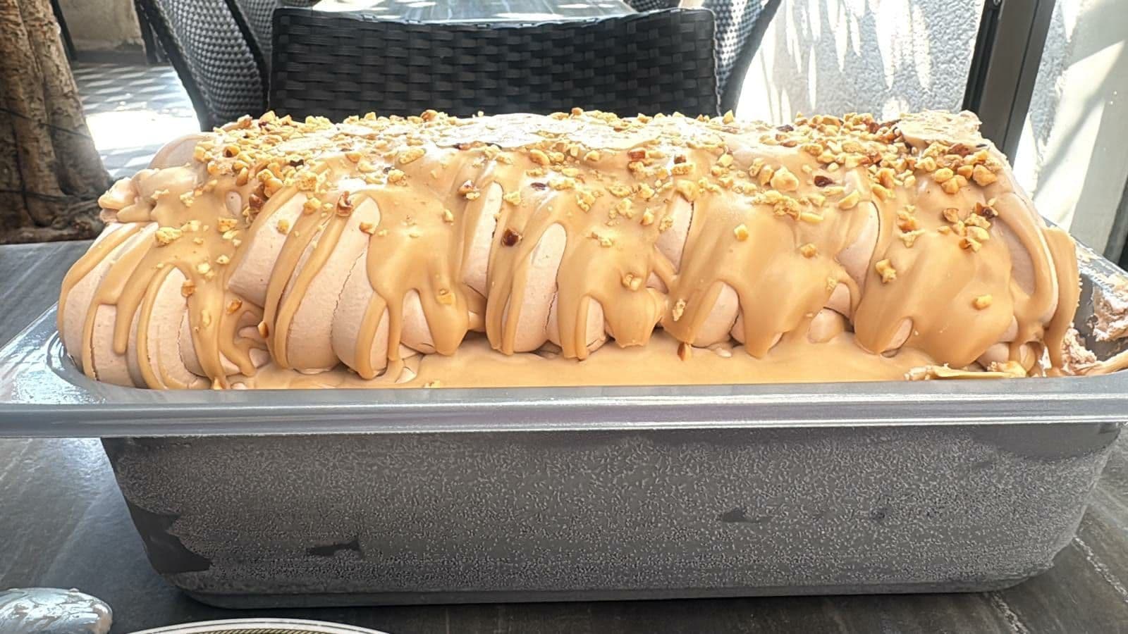 Gâteau glacé au caramel et éclats de noisettes