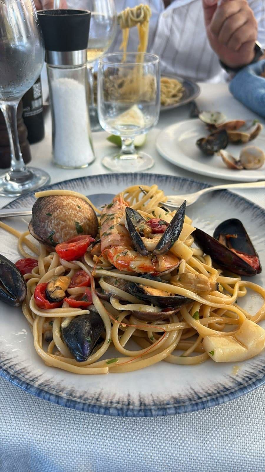 Linguine aux fruits de mer, palourdes, moules et gambas
