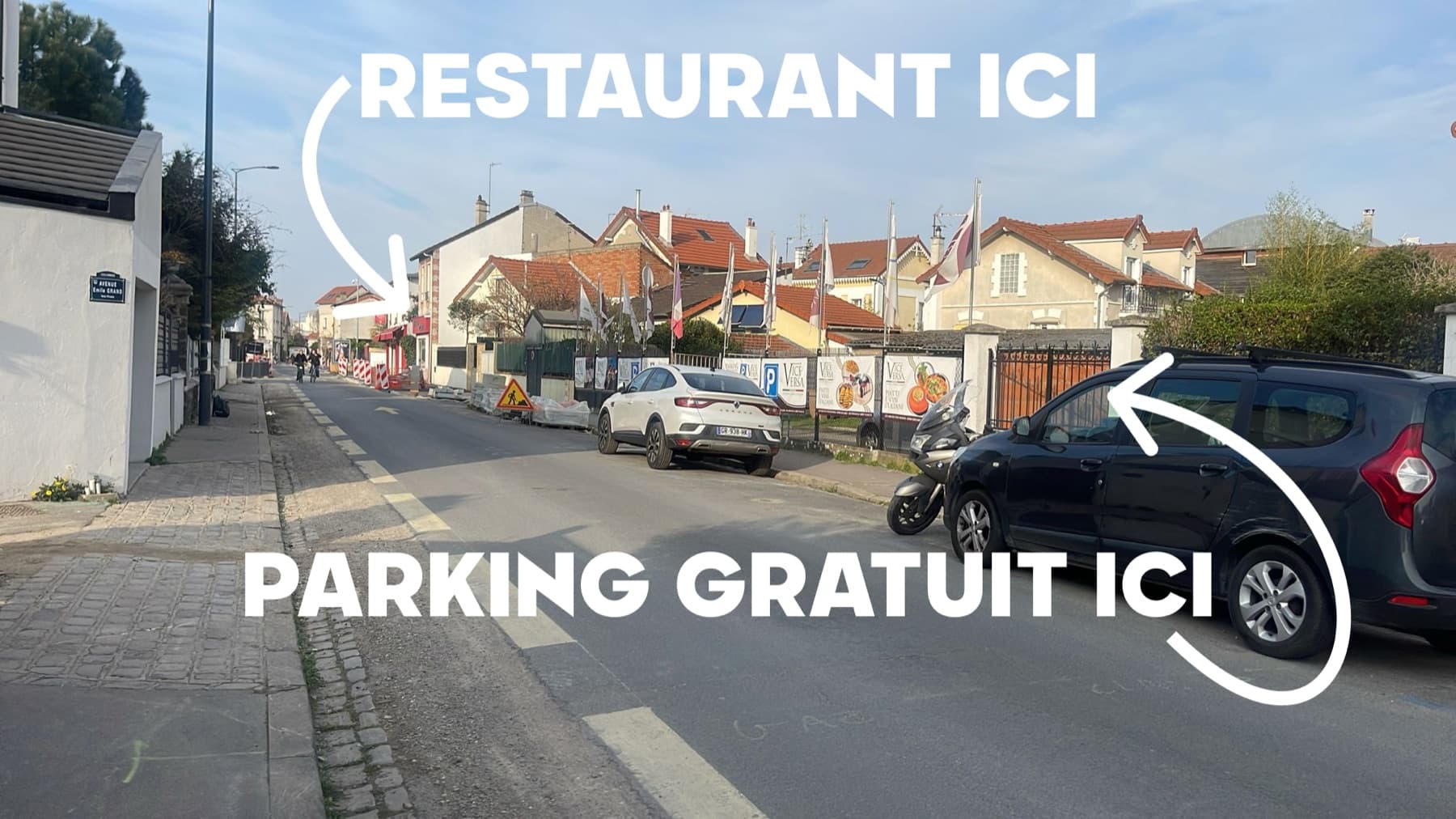 Vue de la rue indiquant le restaurant et le parking gratuit à 50 mètres