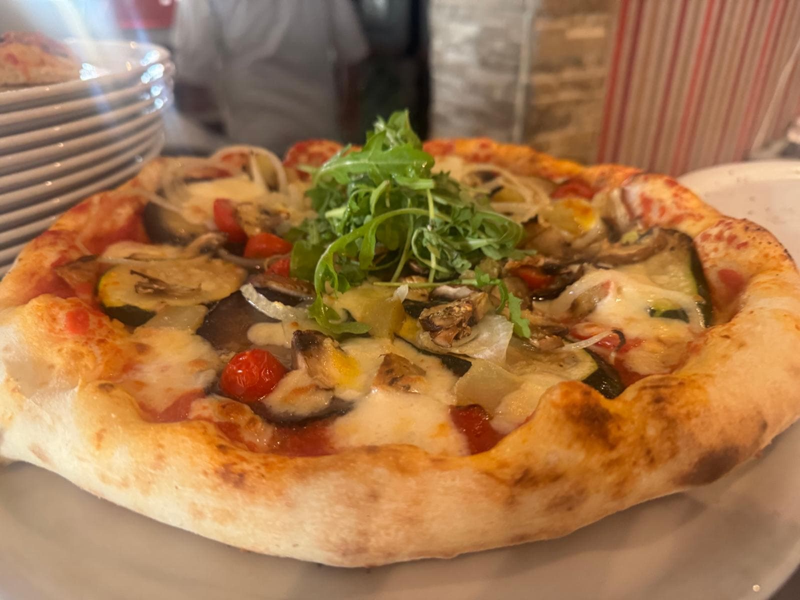 Pizza aux légumes grillés, champignons et roquette