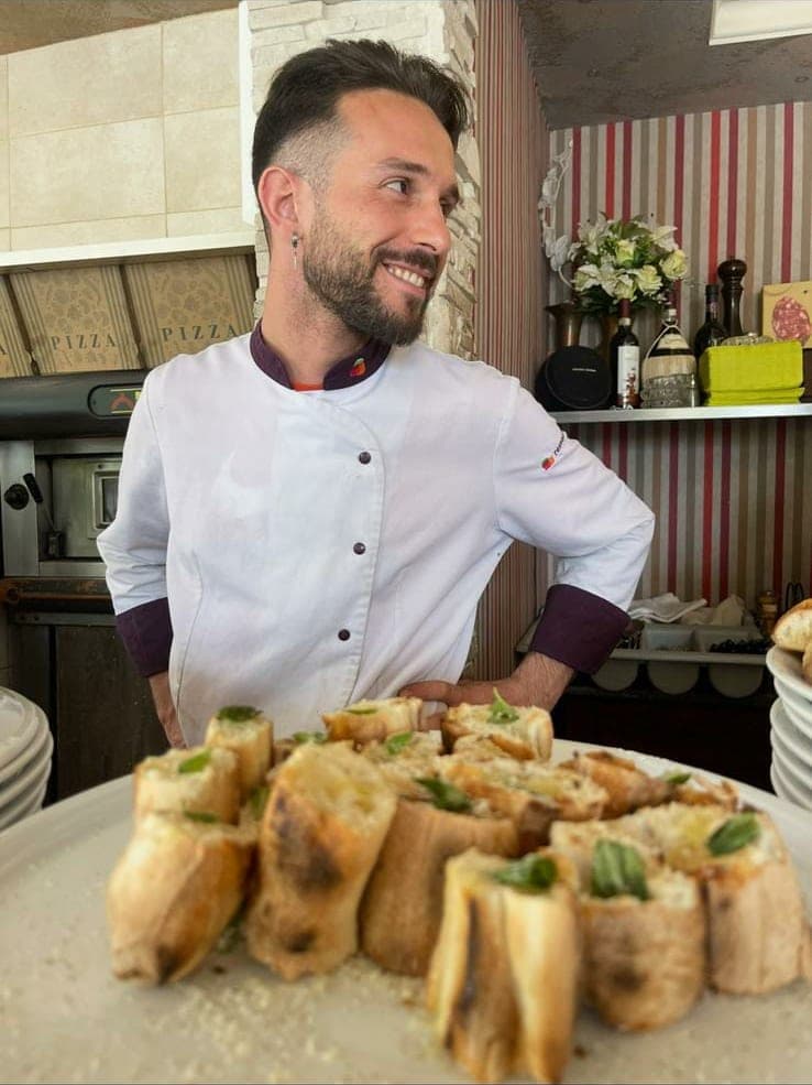 Le pizzaiolo de Vice Versa et son plat de bruschette