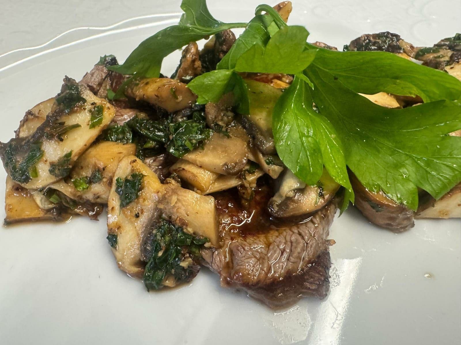 Tagliata de bœuf aux champignons et persil